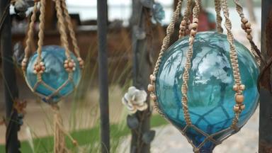 美丽的复古的装饰植物花园集蓝色的海浮标玻璃流苏花边古董风格装饰院子里现代时尚的背景